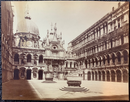 Très grande photo de Carlo Naya " Venizia - Cortile del Palazzo Ducale " - albumine - 1874